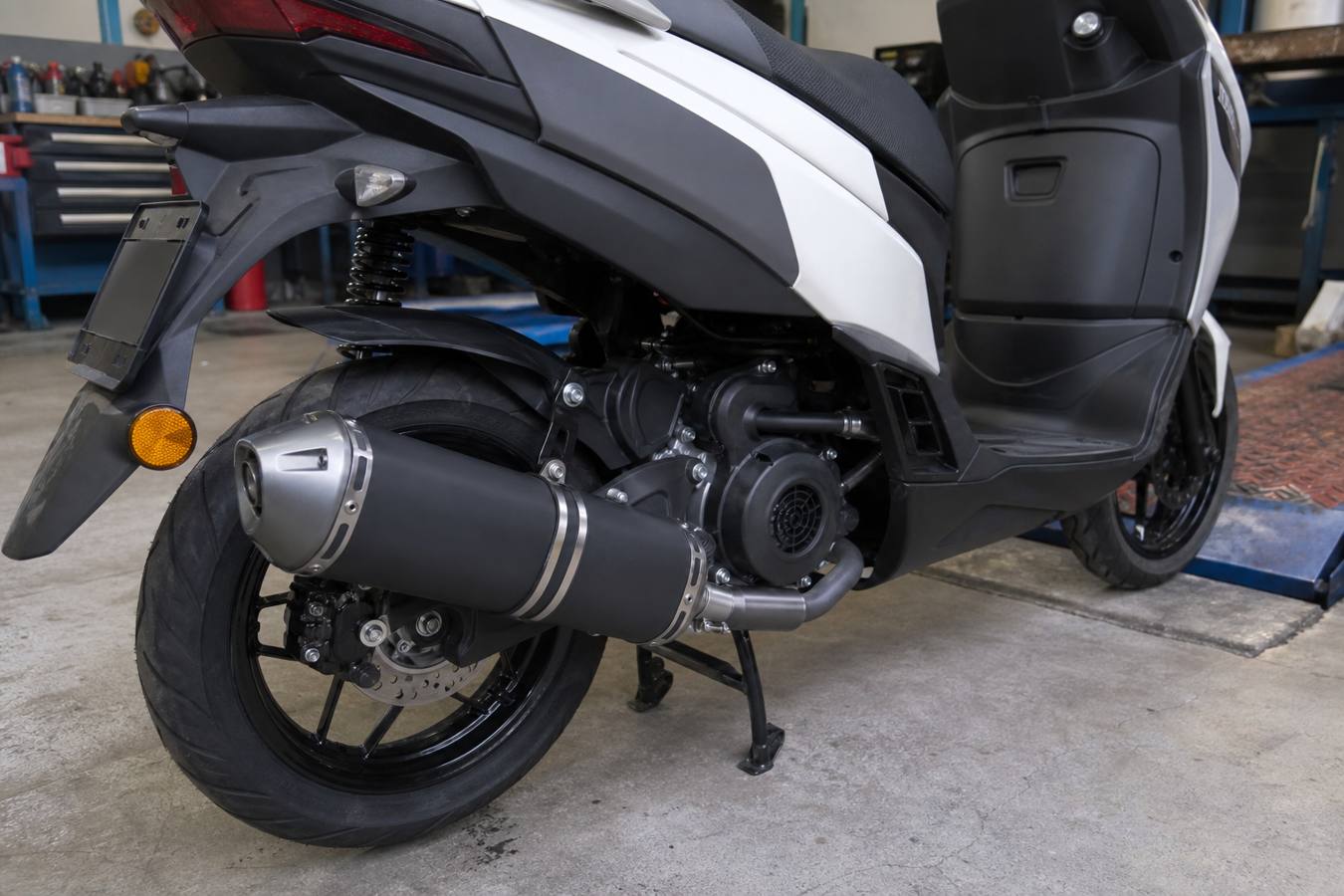 Aprilia SXR 50 exhaust